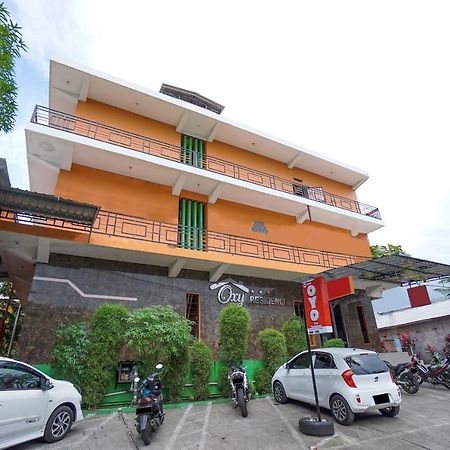 Super Oyo 2639 Oxy Townhouse Hotell Manado Eksteriør bilde